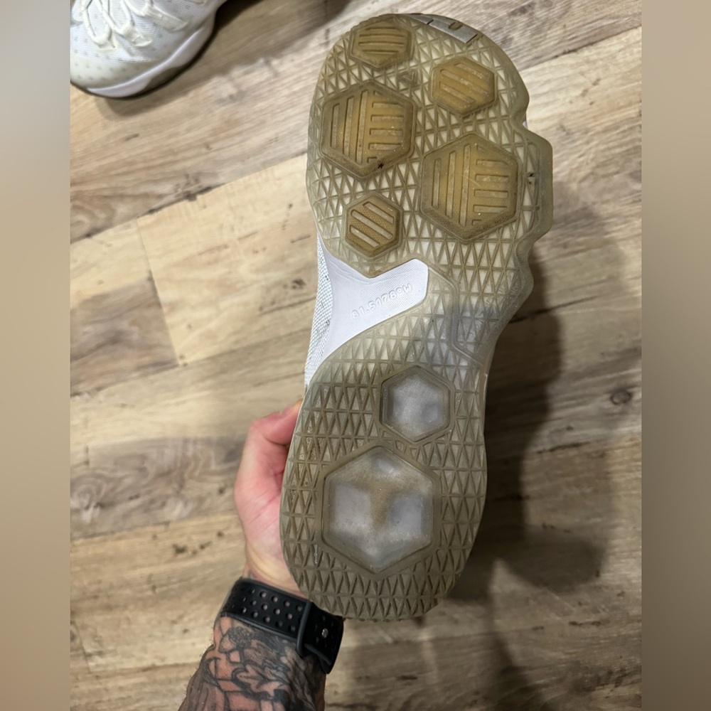 Lebron Witness Basketball Shoe - Picture 3 of 3